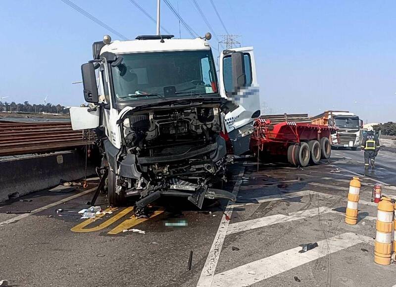 西濱彰化段今天下午發生聯結車自撞鋼樑散落一地，車頭嚴重毀損。（圖由彰化縣消防局提供）