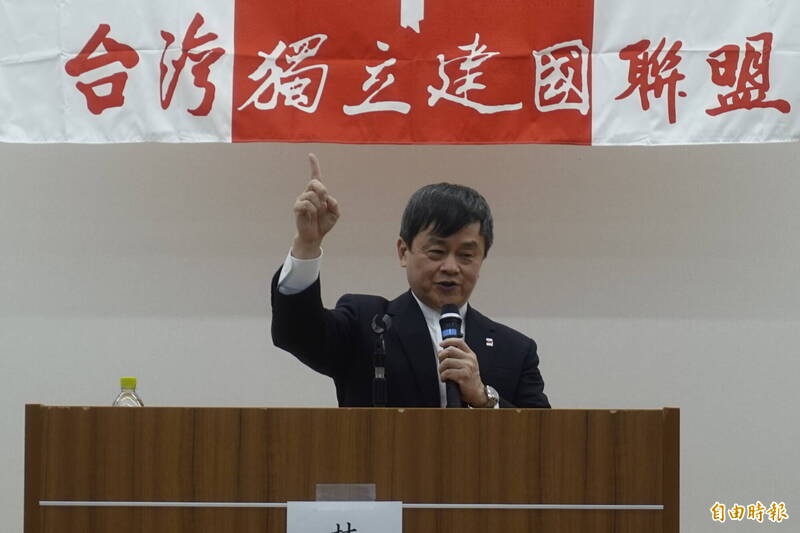 台獨聯盟日本本部委員長林建良表示，國民黨說「票投民進黨，青年上戰場」其實剛好相反，他認為國民黨執政更可能誘發戰爭。（記者林翠儀攝）