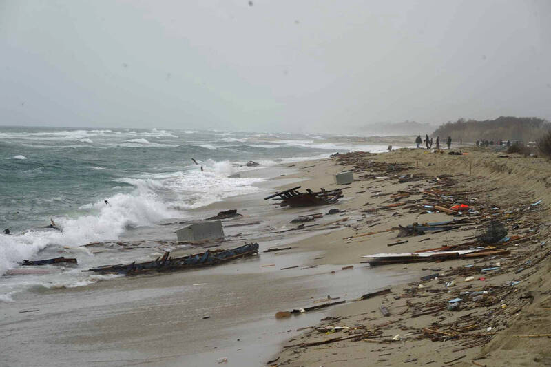一艘移民船週日在义大利近海撞上礁岩而解体，造成至少43人死亡，海滩上可见到船只残骸。（美联社）(photo:LTN)