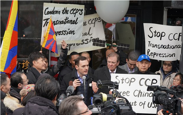 聯邦眾議院「美國與中共戰略競爭特設委員會」主席蓋拉格（中）25日在紐約聲援抗議中共設立海外秘密警局的示威活動。（圖翻攝自推特）