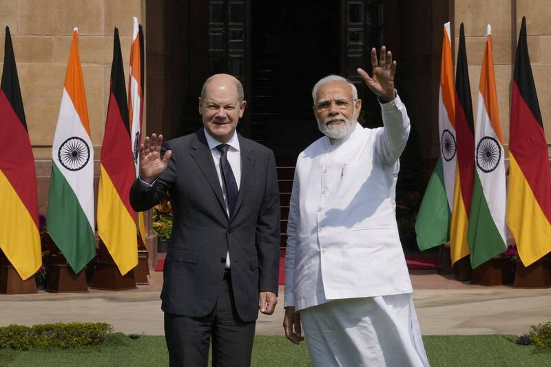 印度总理莫迪（右）昨天向来访的德国总理萧兹（左）表示，印度愿协助居中调停俄乌战争；萧兹则重申在联合国场合表明立场的重要性。（美联社）(photo:LTN)