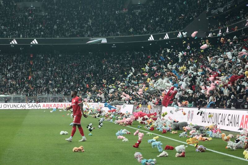 暖心足球賽！ 鼓舞震災受難兒童 土耳其球場下起「玩偶雨」
