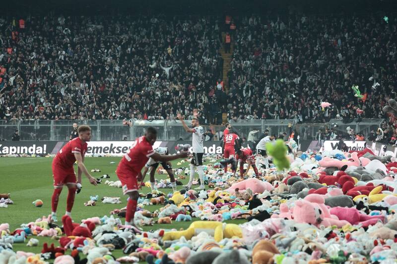 暖心足球賽！ 鼓舞震災受難兒童 土耳其球場下起「玩偶雨」