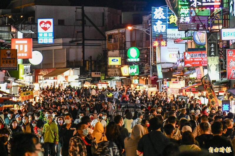 台北市北一女中高二生的3天2夜畢業旅行規劃到墾丁大街（見圖）等地，卻有學生質疑不值6450元，不過，有旅行社老闆為得標業者抱屈說，認為這樣的行程已經是「做口碑」的流血價。（資料照，記者蔡宗憲攝）