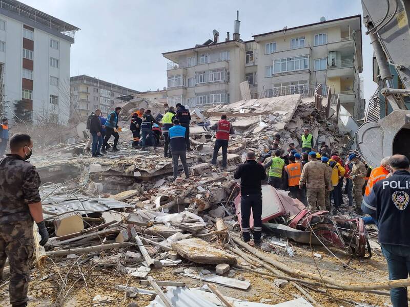 土耳其南部地區週一（27日）發生芮氏規模5.6地震，導致一些已受損的建築物倒塌，造成至少1人死亡、69人受傷。（法新社）