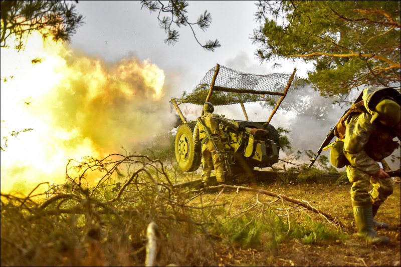 駐守頓內茨克地區的烏克蘭步兵，廿六日向俄軍陣地發射榴彈砲。（歐新社）