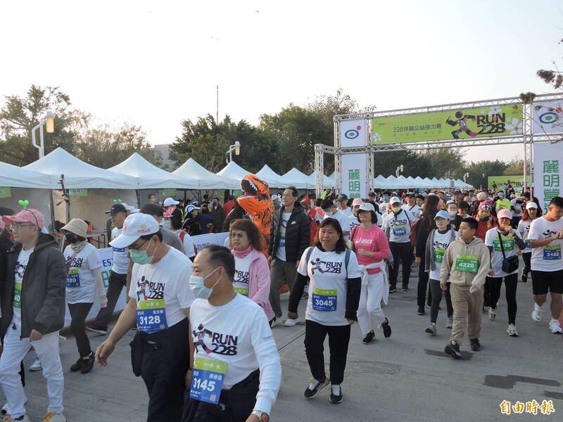 「228扶輪盃接力賽暨扶輪公益親子路跑活動」在中市中央公園舉行，有一千五百人參加（記者蘇金鳳攝）