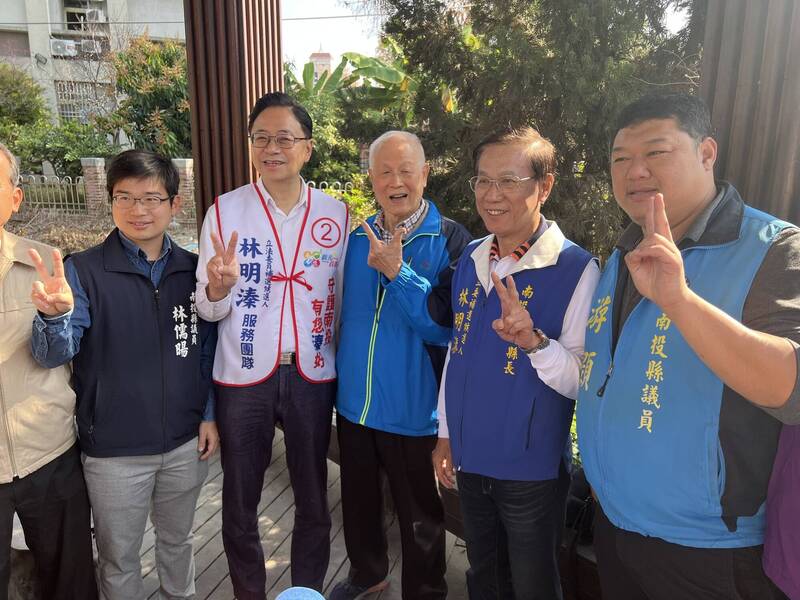 南投立委補選，桃園市長張善政（右四）陪國民黨林明溱（右二）掃街拉票。（圖由林明溱競選總部提供）