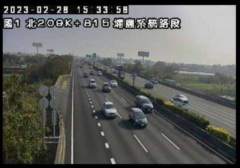 228連假最後一天，國道1號及國道3號幾乎全線順暢，不過下午3點北返車潮開始增加。（翻攝公路總局即時影像）