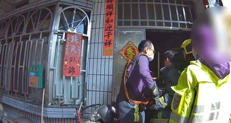 家人聯繫不上獨居台中烏日的馬姓男子，警消破門救人。（記者陳建志翻攝）