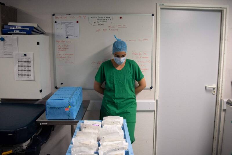 英国一名实习医生误将管子插入病患的食道，导致病人吐血死亡，示意图。（法新社）(photo:LTN)