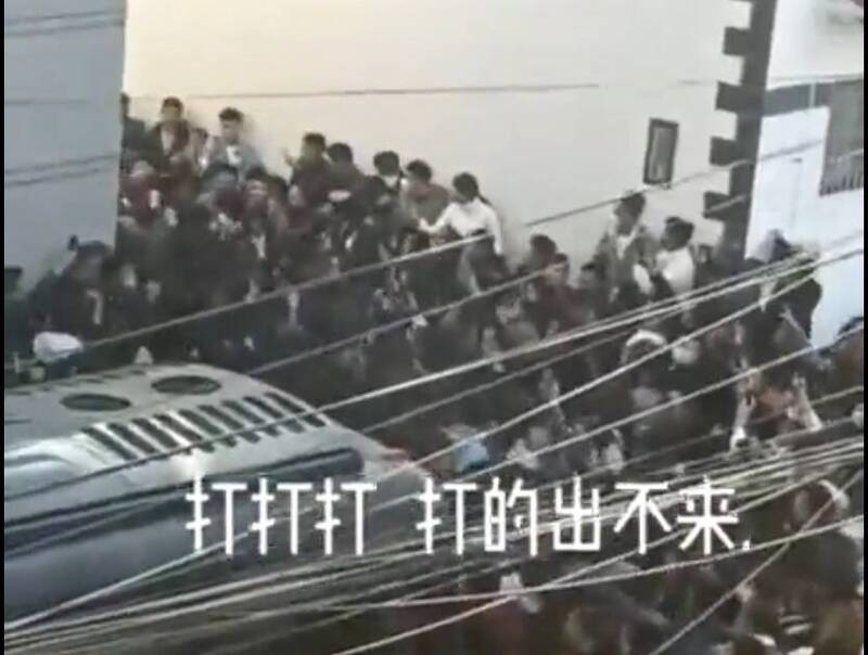中国河南安阳市滑县发生兇杀案，一名女子被丈夫连砍8刀身亡，并传出有人偷走遗体，最终爆发严重警民冲突。（图撷自推特）(photo:LTN)