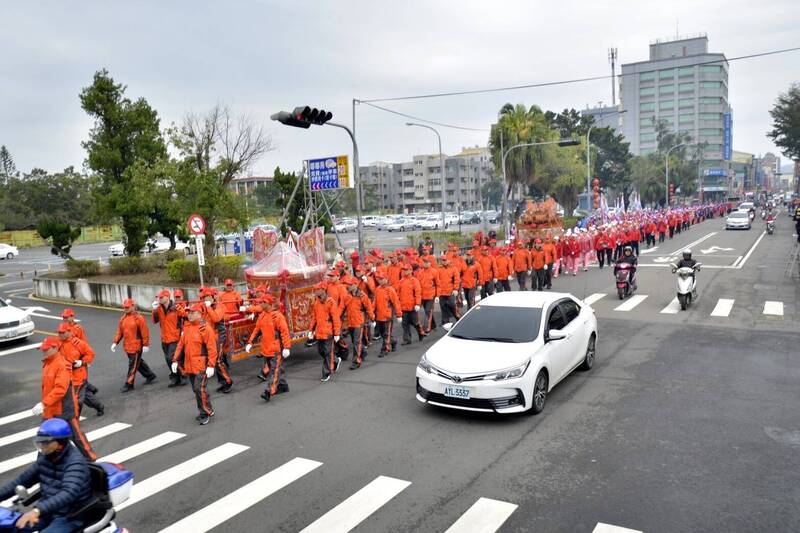 桃園龍德宮8天7夜徒步遶境4日起馬，桃園警方加派人力交管。（桃園警分局提供）