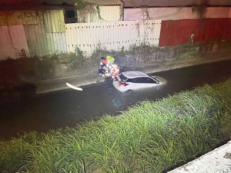 桃市觀音區徐姓女子凌晨下班駕車返家，卻因太累，行經轉彎處未注意，竟衝進溝渠中，受困車內呼救。（記者陳恩惠翻攝）