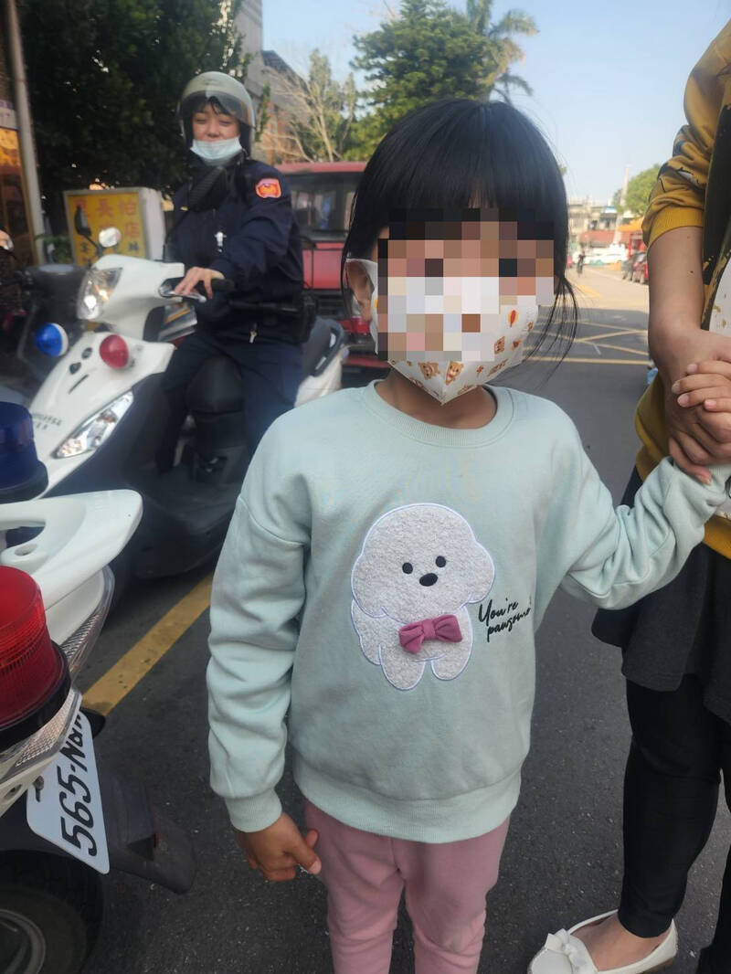 5歲女童在大溪老街走失放聲大哭，員警靠她提供的「黃色米奇」半小時內順利找到媽媽。（記者李容萍翻攝）