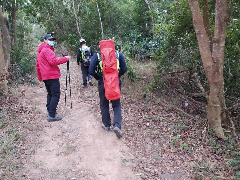 苗栗縣政府消防局接獲帶著2名女童攀登火炎山的年輕媽媽求助，三義分隊9名消防、義消人員花了1個多小時上山，母女3人卻已自行下山。（苗栗縣政府消防局提供）