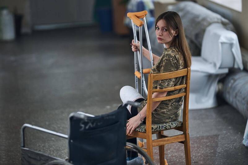 圖 左腿遭俄軍砲火炸斷！烏克蘭19歲正妹繼續