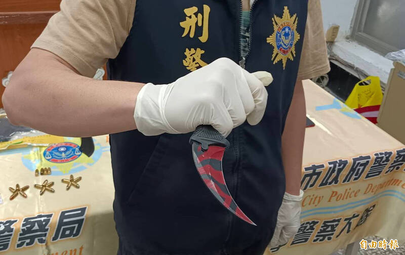 高市破販毒集團查獲罕見科倫比爪刀,電影「戰狼」特戰部隊格鬥利刃。(記者黃良傑攝) 高市破販毒集團查獲罕見科倫比爪刀,電影「戰狼」特戰部隊格鬥利刃。(記者黃良傑攝)