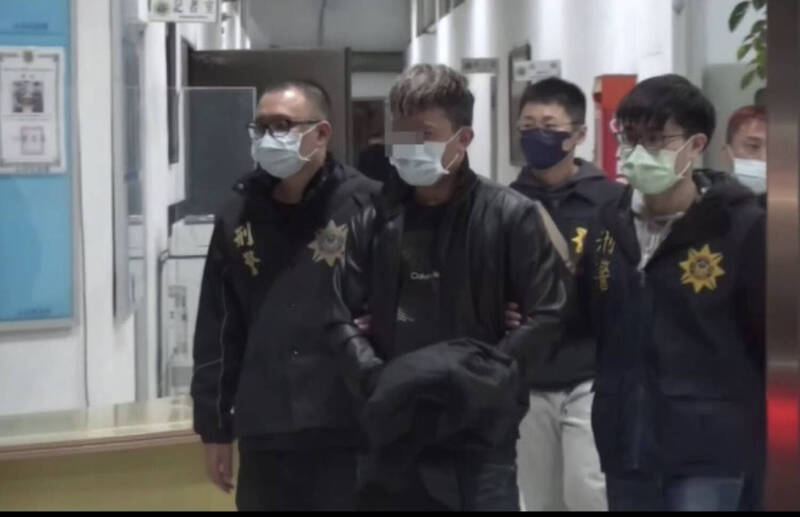 高市警方逮捕顏嫌等4人。(記者黃良傑翻攝) 高市警方逮捕顏嫌等4人。(記者黃良傑翻攝)