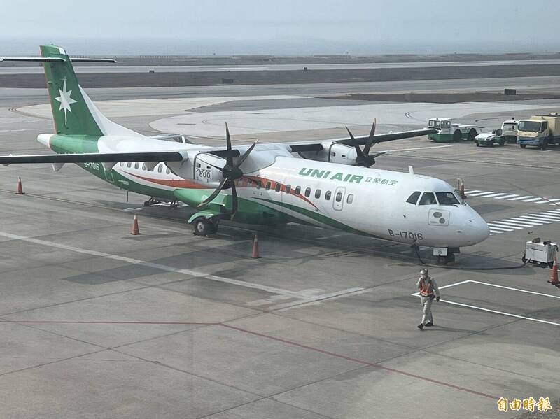 立榮航空一架編號Ｂ-17016金門飛高雄班機，起飛後發生訊號異常， 機長將飛機折返金門機場待檢。（記者吳正庭攝）