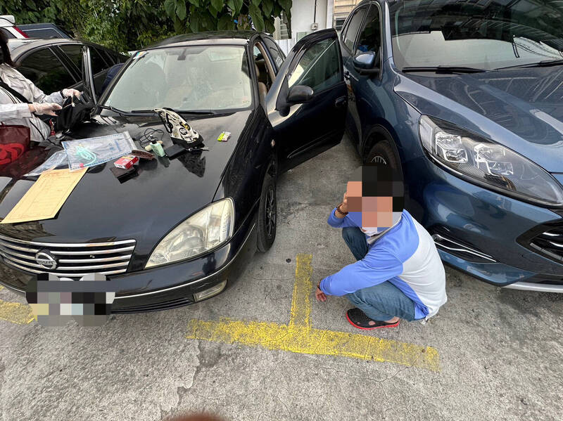 警方持搜索票於台北市昆陽街一處停車場逮獲犯嫌。（記者鄭景議翻攝）