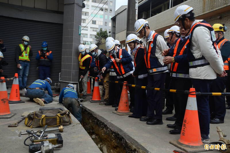 經濟部長王美花邀請桃園市長張善政、立委鄭運鵬等人，視察桃園區經國路、有恆路管線汰換工程，該路段管線埋設已有34年，更新的管線改採延性石墨鑄鐵管、不鏽鋼波狀管，耐用年限可達40年。（記者鄭淑婷攝）