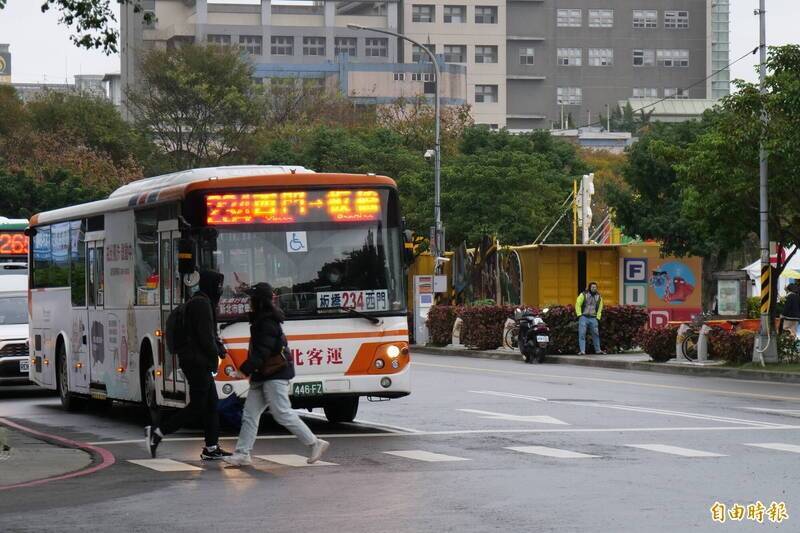 加強客運、公車駕駛停讓行人觀念，公總修要點要求今年起申請補助須完成教育訓練。（資料照）