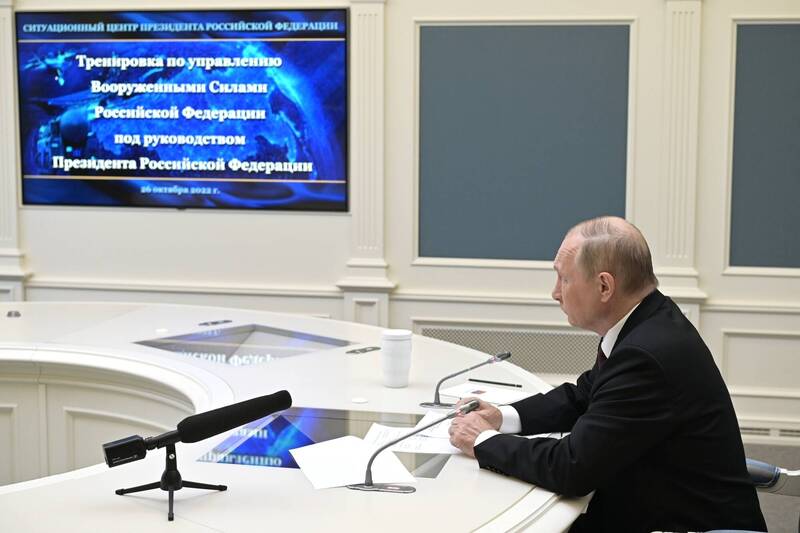 俄罗斯总统普廷去年10月26日在莫斯科视讯视察俄国测试战略吓阻武力。（美联社档案照）(photo:LTN)