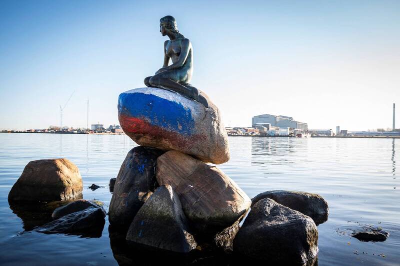 哥本哈根的美人鱼雕像遭到恶意破坏，底座可见到俄罗斯的白蓝红三色国旗。（路透）(photo:LTN)