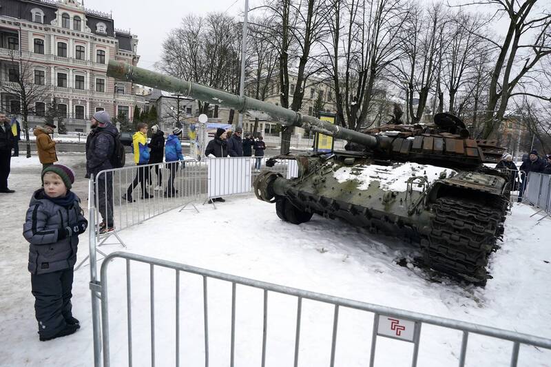 乌军去年缴获的3台俄军战车，近日于波罗的海3国，爱沙尼亚、拉脱维亚与立陶宛的首都展示。图为拉脱维亚首都里加。（美联社）(photo:LTN)
