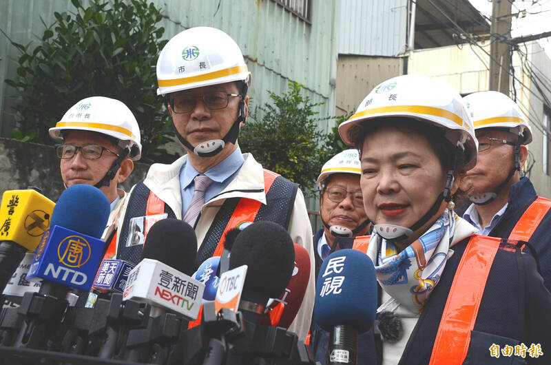 南部水情拉警報，經濟部長王美花（前右）說，希望4月底每天增加13.6萬噸供水。（記者鄭淑婷攝）