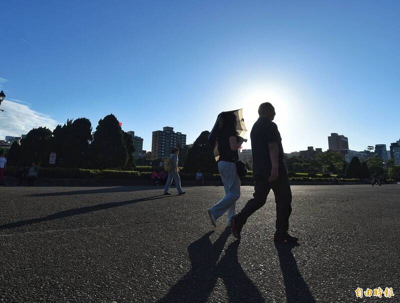 週五各地及澎湖、金門、馬祖大多為晴到多雲，僅東半部地區有零星短暫雨，北部及東北部氣溫稍回升，各地大多晴朗穩定，可以見到陽光的天氣，中南部日夜溫差大。（資料照）