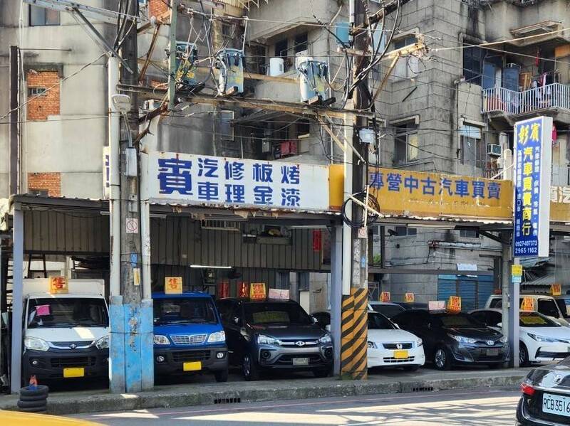 電線桿成路霸 湳雅夜市周邊道路人車爭道險象環生 - 新北市 - 自由時報電子報