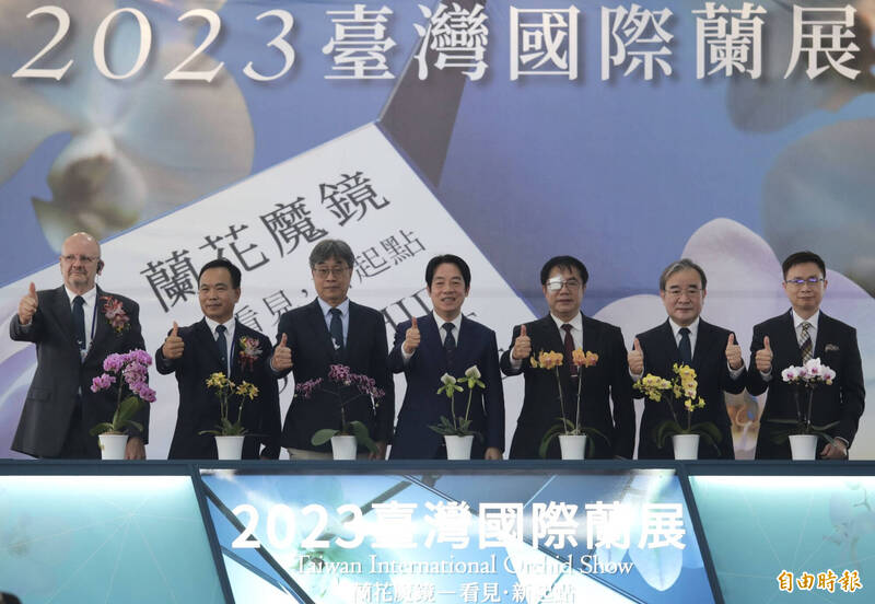 副總統賴清德(中)、台南市長黃偉哲(右三)、農委會副主委陳駿季(左三)等人為台灣蘭展開幕。(記者楊金城攝) 副總統賴清德(中)、台南市長黃偉哲(右三)、農委會副主委陳駿季(左三)等人為台灣蘭展開幕。(記者楊金城攝)
