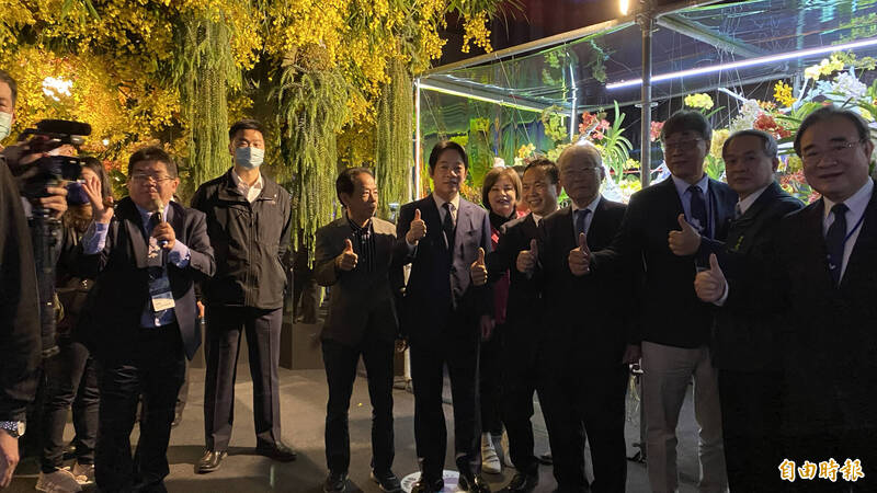 副總統賴清德(前右六)參觀台灣國際蘭展比讚。(記者楊金城攝) 副總統賴清德(前右六)參觀台灣國際蘭展比讚。(記者楊金城攝)