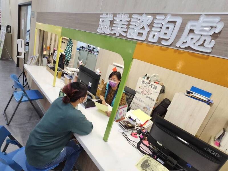 屏縣針對二度就業女性提供一對一職涯諮詢，做婦女的靠山。（屏縣府提供）