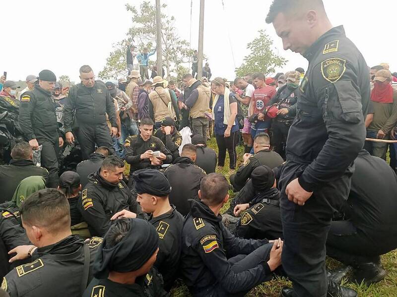 哥伦比亚南部卡克塔省（Caqueta）农村发生一起暴力抗议事件，有79名警察被俘虏为人质，并有1名警察和1名平民遭到杀害。（路透）(photo:LTN)