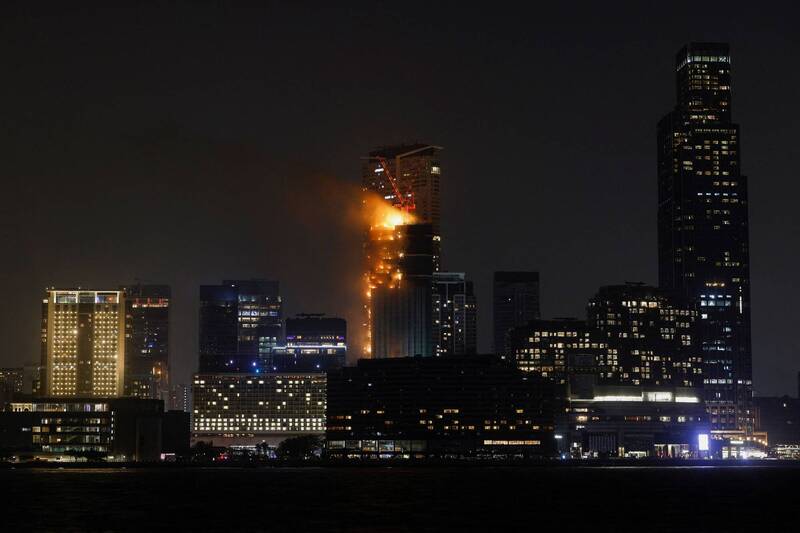 香港尖沙咀一座施工中的高楼发生大火，火势在远处也清晰可见。（路透）(photo:LTN)