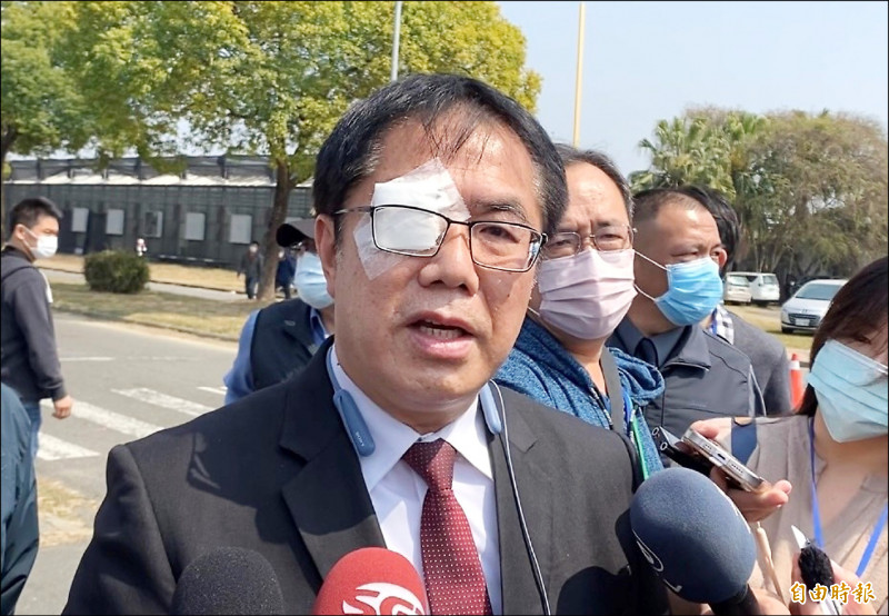 台南市長黃偉哲昨說：「案件既然起訴了，就交給法院審理，任何人假借案件過程攻擊台南、攻擊賴清德，這是不好的。」（記者楊金城攝）