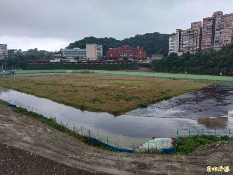 延宕多時的基隆市立田徑場暨停車場改建案，2022年12月發包，現正辦理開工前置作業中，預計3月下旬動工，工期為600日曆天，預計2024年12月底完工。（記者俞肇福攝）