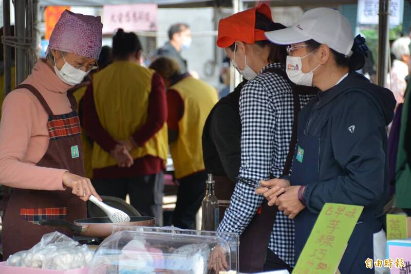 關山鎮天后宮廟埕今天舉辦義賣助土耳其活動。（記者黃明堂攝）