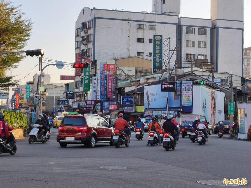 台中市大里區中興路二段、德芳路一段、新仁路二段的六叉路口，車流量大加上路口不規則，導致車禍頻傳。（記者林旻臻攝）