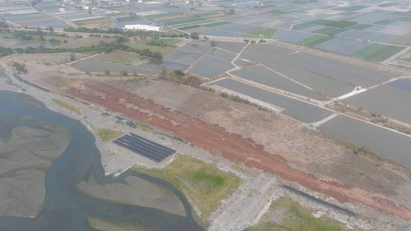 多日無雨，濁水溪河床裸露地暴增，四河局舖設葡萄廢枝條來改善裸地揚塵問題。（彰化縣環保局提供）