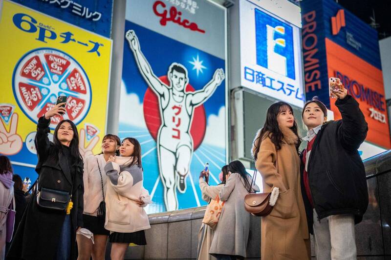 有PTT網友PO文分享，新北某所私立高中要價新台幣5萬2的日本大阪旅遊行程，質疑水分過高，不過反而被其他網友吐槽。示意圖，圖與新聞事件無關。（法新社）