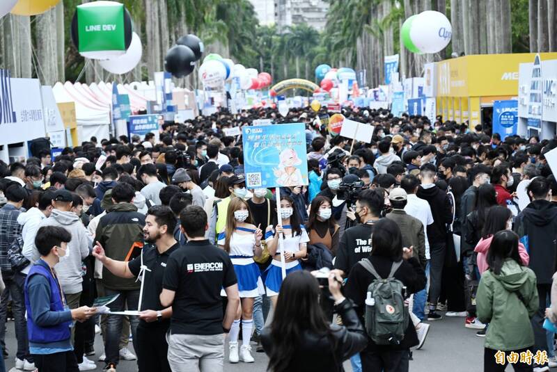 台大校園徵才博覽會今早開幕。（記者方賓照攝）