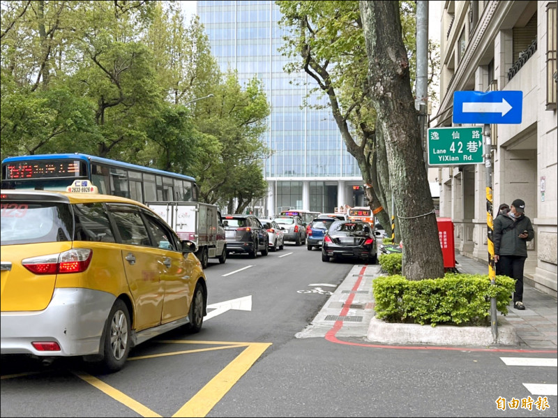 台北市違停狀況嚴重，自限縮違停檢舉後，平均單月減少五千多張罰單。
（記者楊心慧攝）