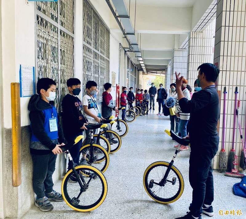 新竹縣第4屆的獨輪車騎乘訓練營今天開訓，鍛鍊參與的國中小學生們從中學會提升自己的專注力和情緒管理能力。（記者黃美珠攝）