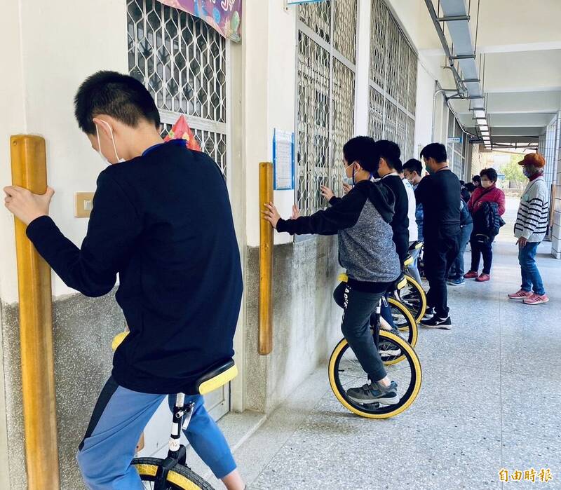新竹縣第4屆的獨輪車騎乘訓練營今天開訓，鍛鍊參與的國中小學生們從中學會提升自己的專注力和情緒管理能力。（記者黃美珠攝）