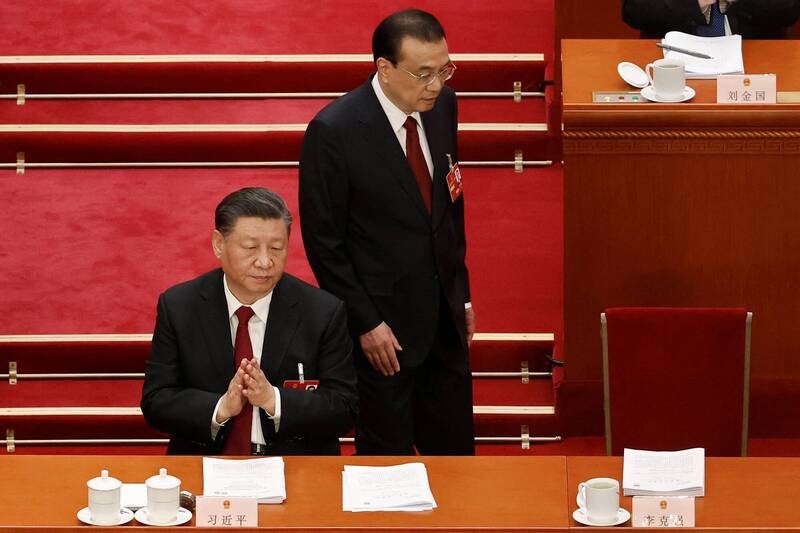 中国人大会议5日开幕，中国国家主席习近平与国务院总理李克强（右）先后入座。（路透）(photo:LTN)