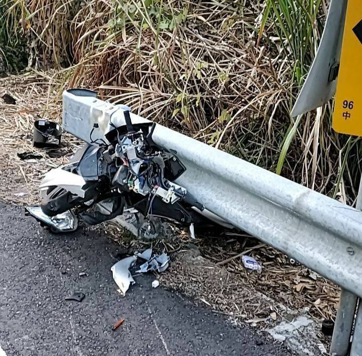 台中市一名陳姓男子，今天下午騎車行經太平區長龍路4段，自摔撞上護欄，整輛機車幾乎撞成廢鐵。（記者陳建志翻攝）